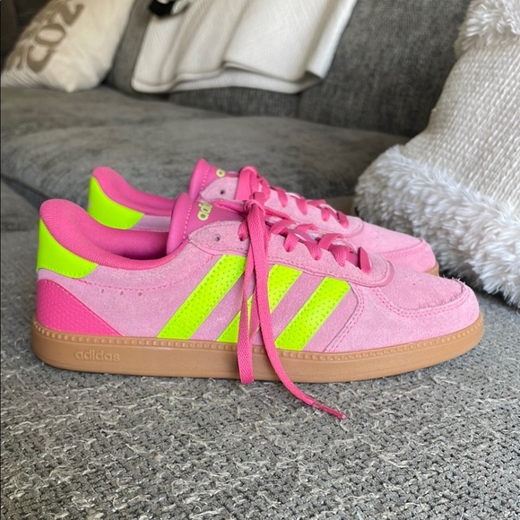 NWT ADIDAS Breaknet Sneakers! - Picture 2 of 9